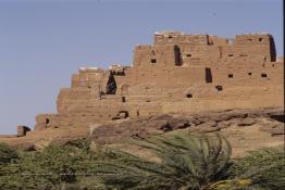 Image du Maroc Professionnelle de  A quelques kilomètres de la ville de Ouarzazate, se trouve l’ancienne Kasbah du Glaoui (ancienne demeure du Pacha Glaouï) au bord de l'Oued, , ce lieu sert uniquement au tourisme, personne n’y habite, la légende raconte que c'est un sanctuaire où plusieurs esprits maléfiques y résident (un temple jaïn), le Samedi 23 Août 1997. (Photo / Abdeljalil Bounhar)